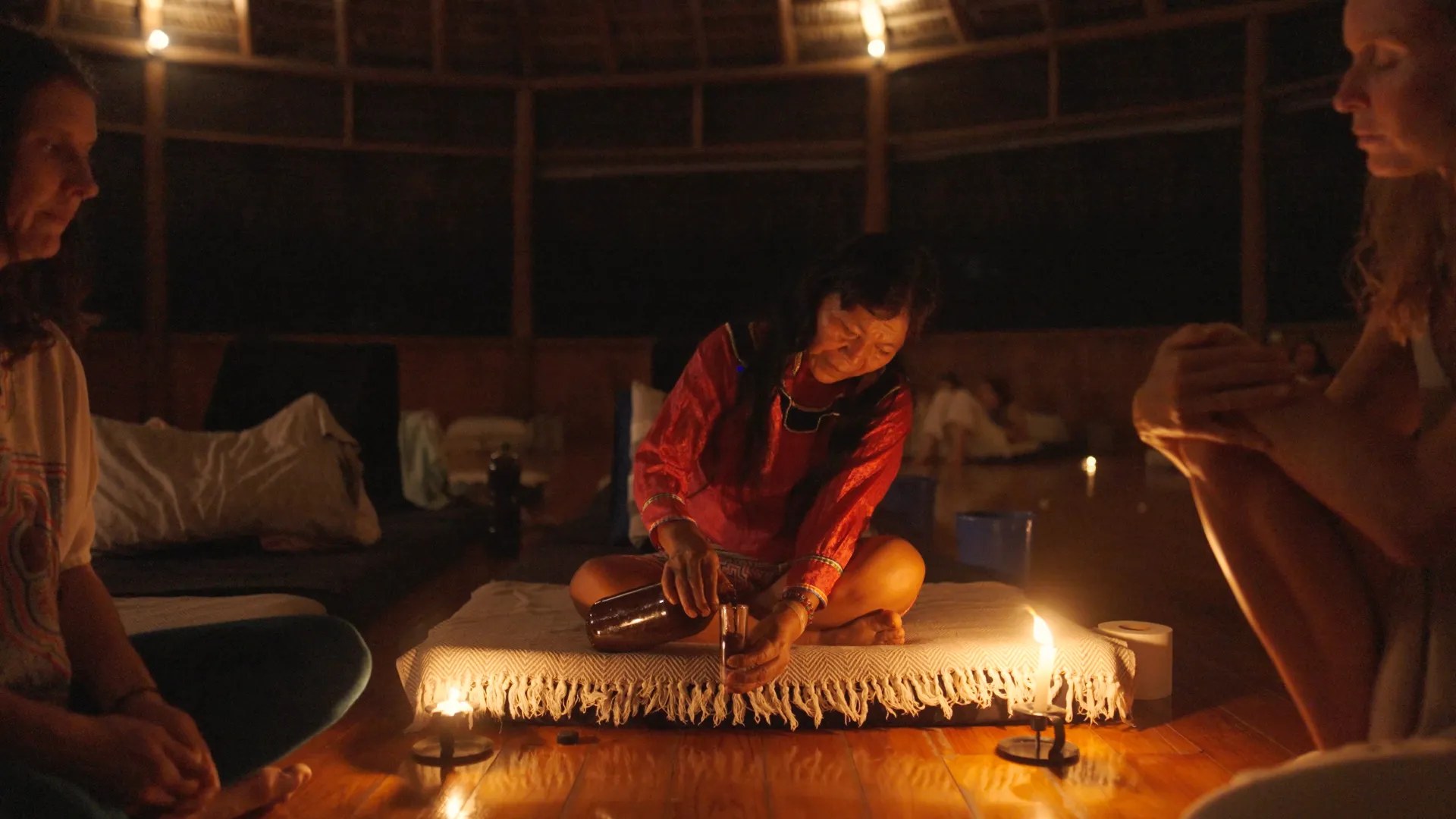 Ceremonia de ayahuasca en la maloca de Soltara Healing Center