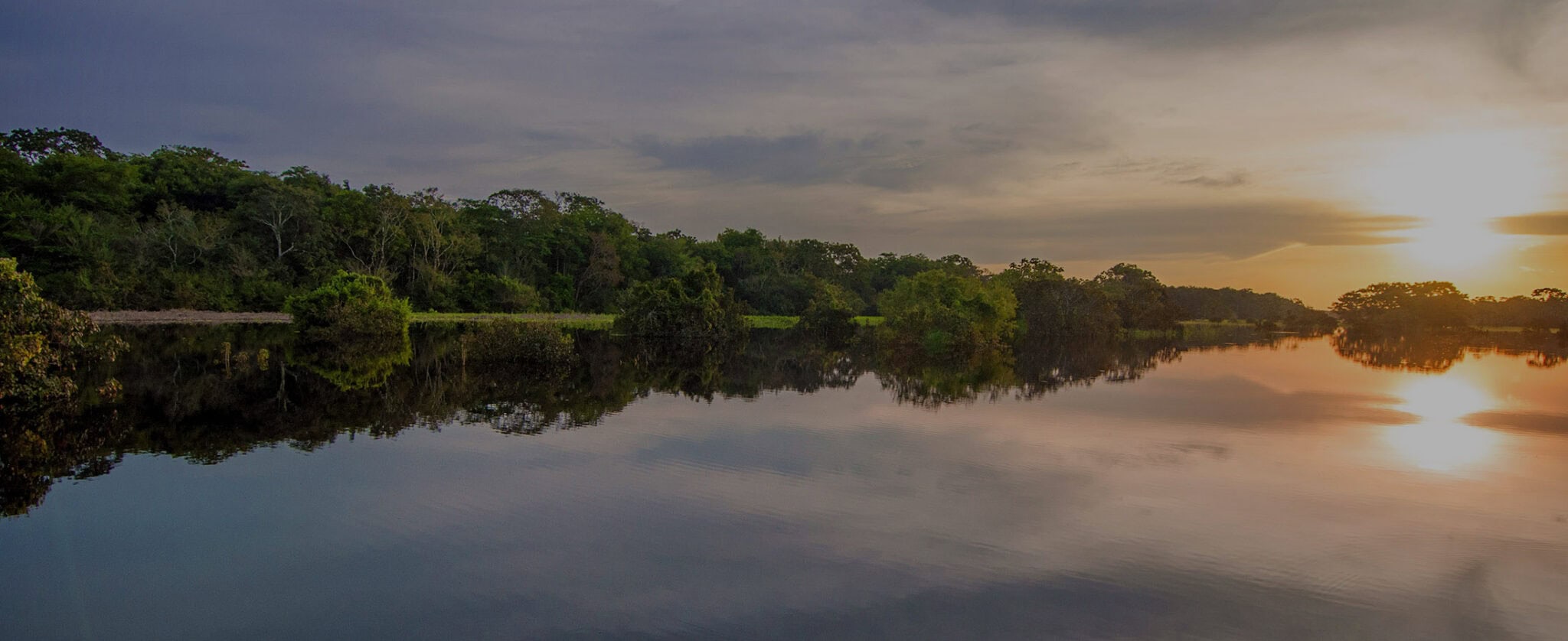 Río Amazonas al atardecer cerca del Temple of the Way of Light