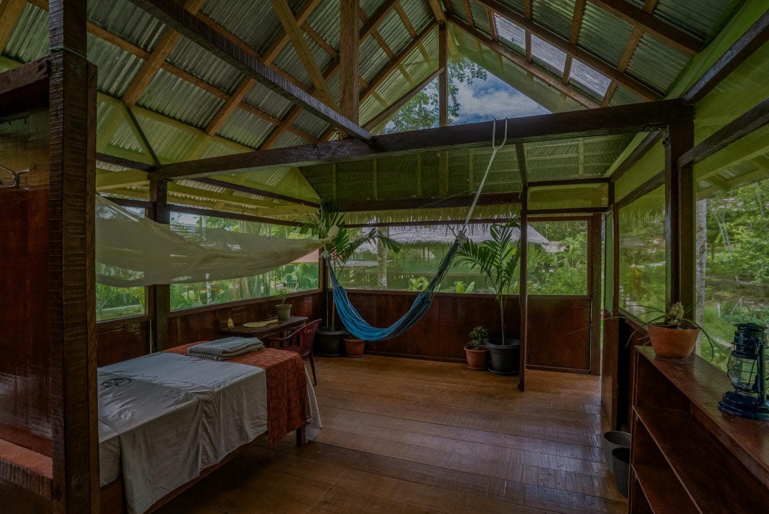 Interior de una tambo (alojamiento) del Temple of the Way of Light