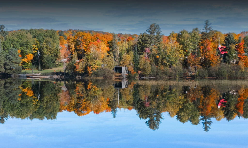 Vista del lago Maple Lake y bosque de otoño junto a Dimensions Retreats, Algonquin Highlands, Ontario