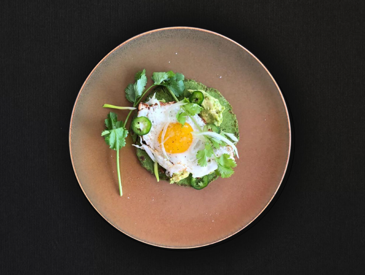 Plato de comida saludable con huevo y aguacate servido en Dimensions Retreats