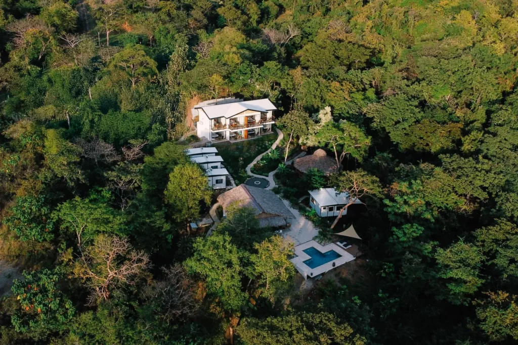 Vista aerea de Ananda Lodge entre la selva de Playa Grande, Guanacaste, Costa Rica