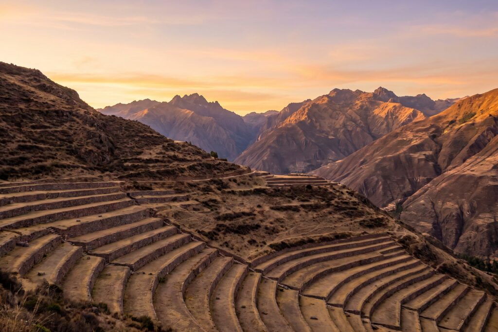 Terrazas agricolas incas (andenes) del Valle Sagrado de Cusco, Peru, al atardecer con luz dorada